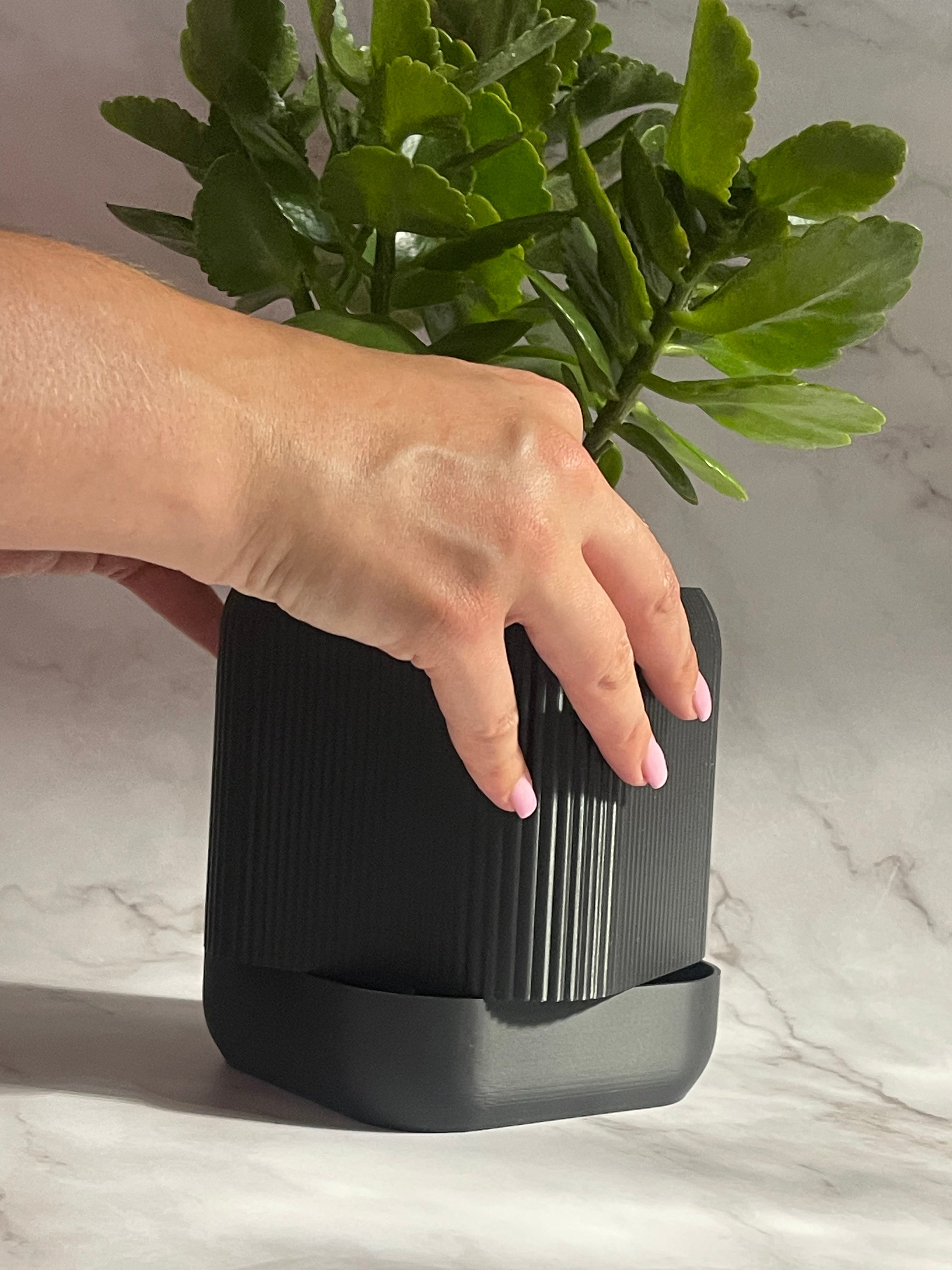 VÄXA - self watering planter